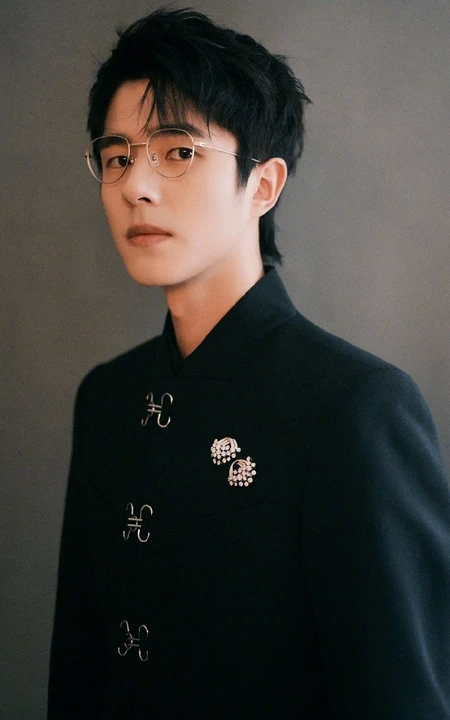 刘昊然黑衣套装搭配金边眼镜斯文帅气写真照片