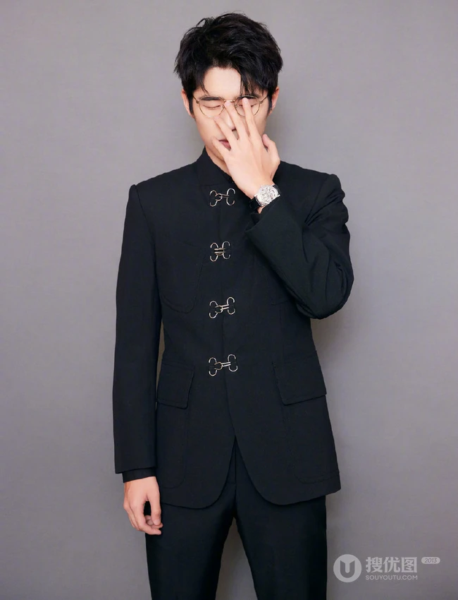 刘昊然黑衣套装搭配金边眼镜斯文帅气写真照片