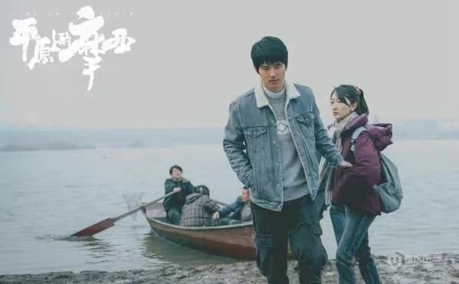周冬雨、刘昊然主演电影《平原上的摩西》定档海报剧照图片