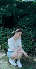 李沁清爽夏日写真，白色泡泡袖上衣搭配浅色牛仔短裤，尽显苗条身材