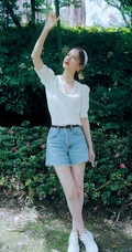 李沁清爽夏日写真，白色泡泡袖上衣搭配浅色牛仔短裤，尽显苗条身材