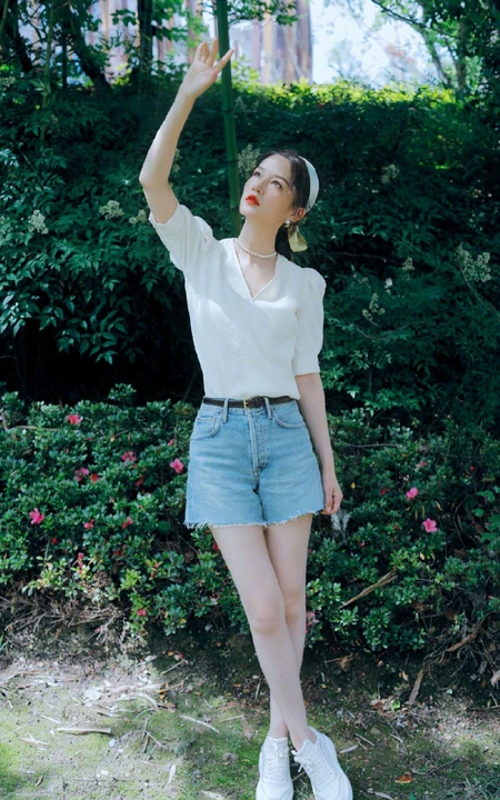 李沁清爽夏日写真，白色泡泡袖上衣搭配浅色牛仔短裤，尽显苗条身材