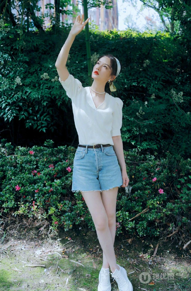 李沁清爽夏日写真，白色泡泡袖上衣搭配浅色牛仔短裤，尽显苗条身材