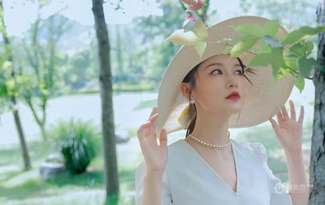 李沁清爽夏日写真，白色泡泡袖上衣搭配浅色牛仔短裤，尽显苗条身材