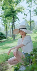 李沁清爽夏日写真，白色泡泡袖上衣搭配浅色牛仔短裤，尽显苗条身材