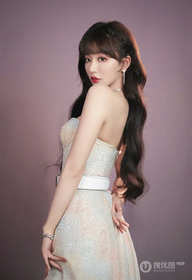 孔雪儿气质梦幻V领配色长裙温婉写真图片