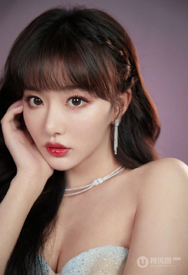 孔雪儿气质梦幻V领配色长裙温婉写真图片