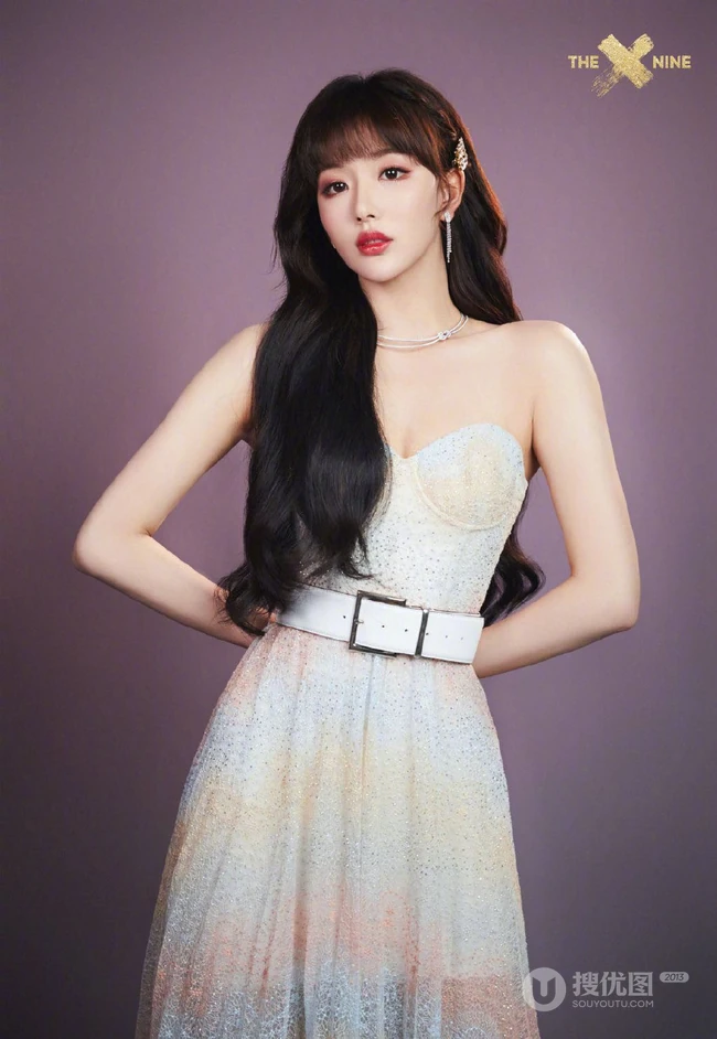 孔雪儿气质梦幻V领配色长裙温婉写真图片