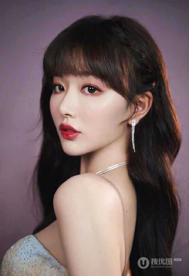 孔雪儿气质梦幻V领配色长裙温婉写真图片