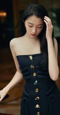 关晓彤大秀优雅身形，身材礼裙黑裙，秀发披肩，气质十足