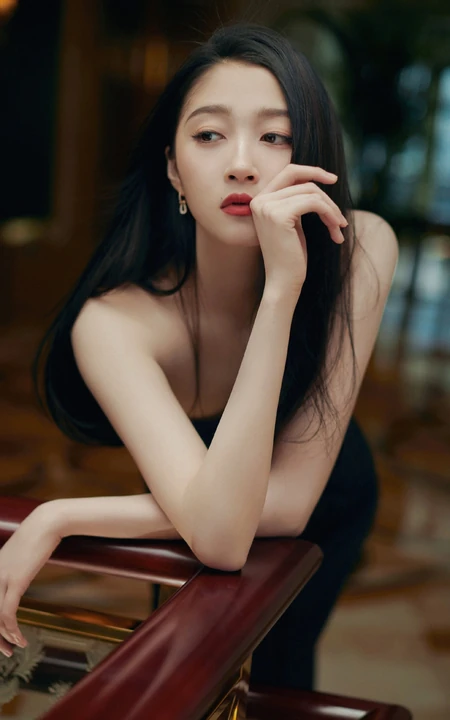 关晓彤大秀优雅身形，身材礼裙黑裙，秀发披肩，气质十足