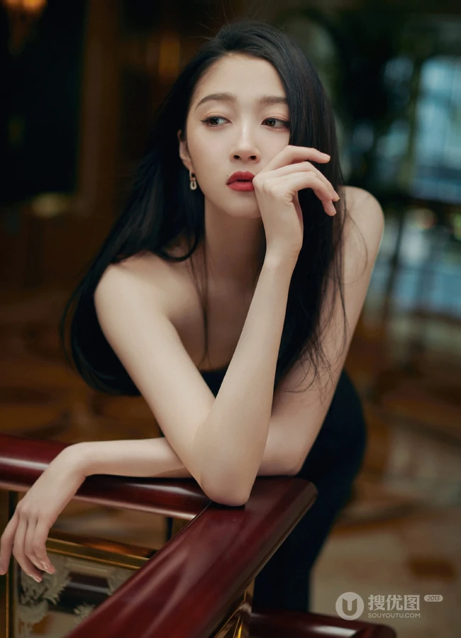 关晓彤大秀优雅身形，身材礼裙黑裙，秀发披肩，气质十足