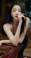 关晓彤大秀优雅身形，身材礼裙黑裙，秀发披肩，气质十足