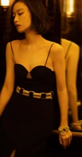 倪妮暖色室内灯光下，身着黑衣肩带裙，一举一动皆自带气质写真图片