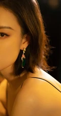 倪妮暖色室内灯光下，身着黑衣肩带裙，一举一动皆自带气质写真图片