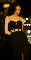 倪妮暖色室内灯光下，身着黑衣肩带裙，一举一动皆自带气质写真图片