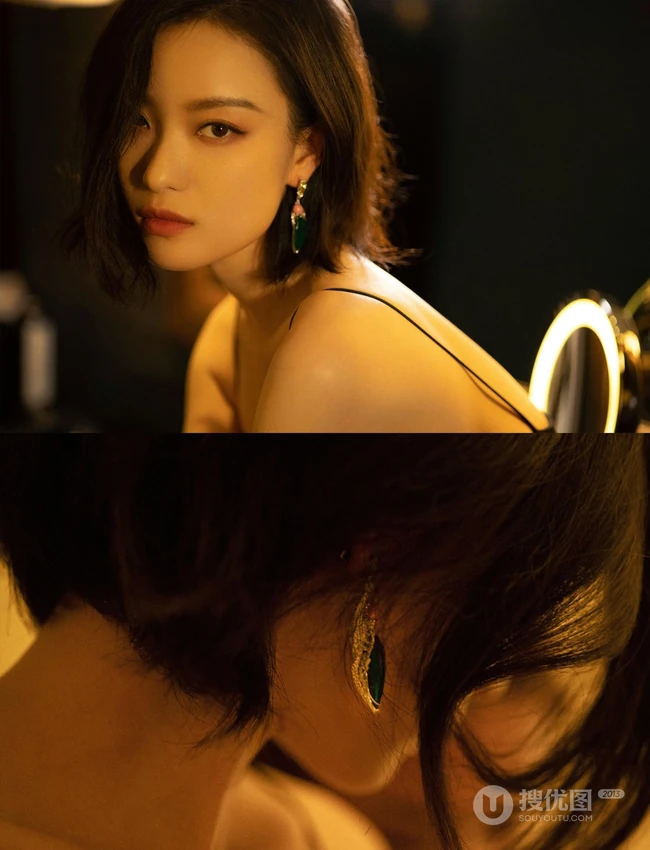 倪妮暖色室内灯光下，身着黑衣肩带裙，一举一动皆自带气质写真图片