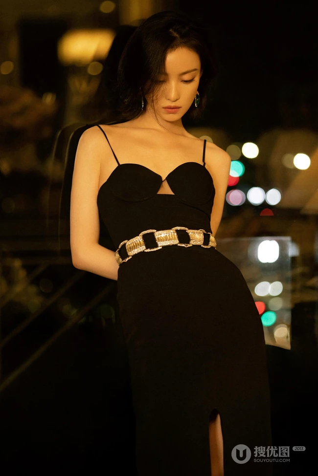 倪妮暖色室内灯光下，身着黑衣肩带裙，一举一动皆自带气质写真图片