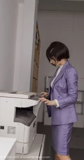 正在办公司打印资料的新疆女生小热巴职场制服装气质写真套图