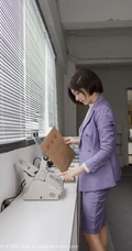 正在办公司打印资料的新疆女生小热巴职场制服装气质写真套图