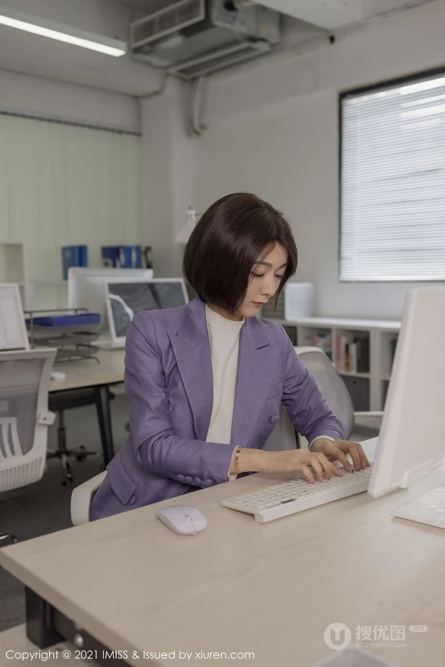 正在办公司打印资料的新疆女生小热巴职场制服装气质写真套图