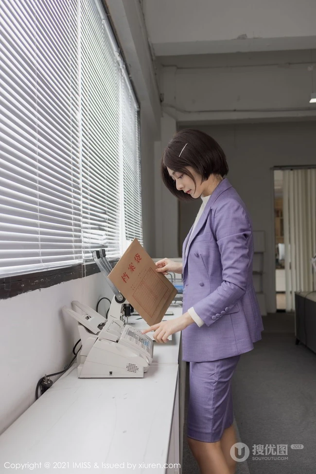 正在办公司打印资料的新疆女生小热巴职场制服装气质写真套图