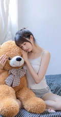 皮肤紧致，娇小玲珑，身着爱心白袜的马尾辫女生可爱居家写真图片
