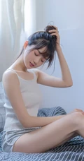 皮肤紧致，娇小玲珑，身着爱心白袜的马尾辫女生可爱居家写真图片