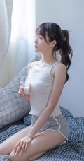 皮肤紧致，娇小玲珑，身着爱心白袜的马尾辫女生可爱居家写真图片