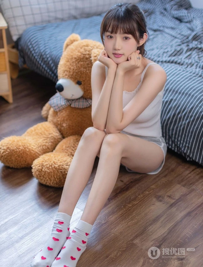 皮肤紧致，娇小玲珑，身着爱心白袜的马尾辫女生可爱居家写真图片