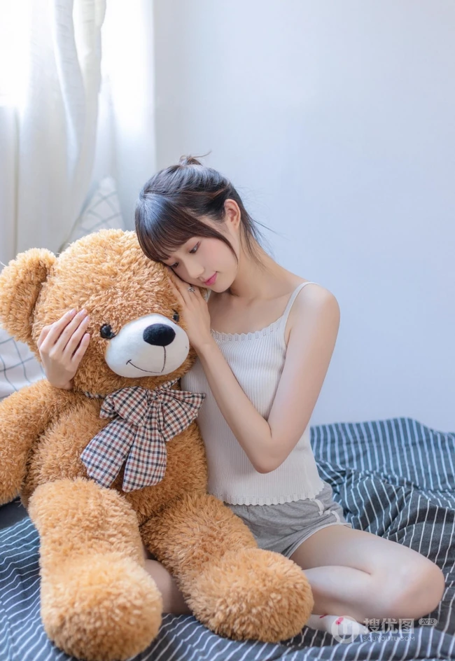皮肤紧致，娇小玲珑，身着爱心白袜的马尾辫女生可爱居家写真图片