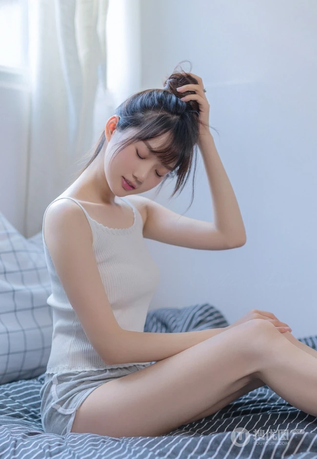 皮肤紧致，娇小玲珑，身着爱心白袜的马尾辫女生可爱居家写真图片