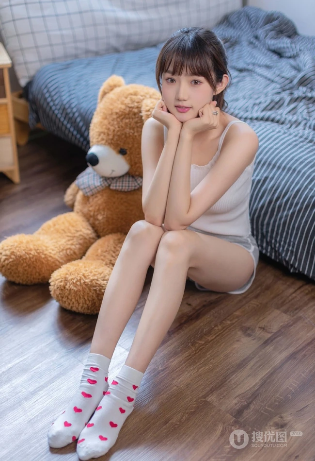 皮肤紧致，娇小玲珑，身着爱心白袜的马尾辫女生可爱居家写真图片