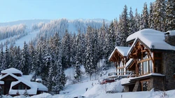 皑皑白雪，雪山，小木屋唯美景色壁纸图片