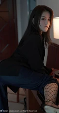 气质女生嫩模璀灿酷黑职业装网袜穿搭动作浮夸，表情吸睛写真套图