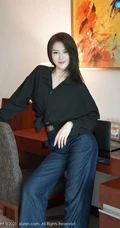 气质女生嫩模璀灿酷黑职业装网袜穿搭动作浮夸，表情吸睛写真套图