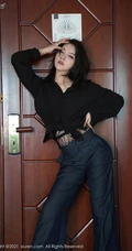 气质女生嫩模璀灿酷黑职业装网袜穿搭动作浮夸，表情吸睛写真套图