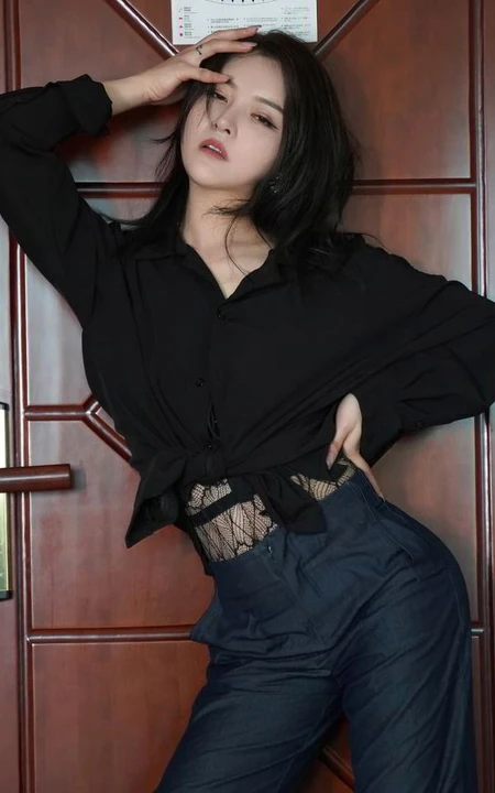 气质女生嫩模璀灿酷黑职业装网袜穿搭动作浮夸，表情吸睛写真套图