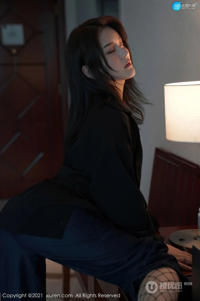 气质女生嫩模璀灿酷黑职业装网袜穿搭动作浮夸，表情吸睛写真套图