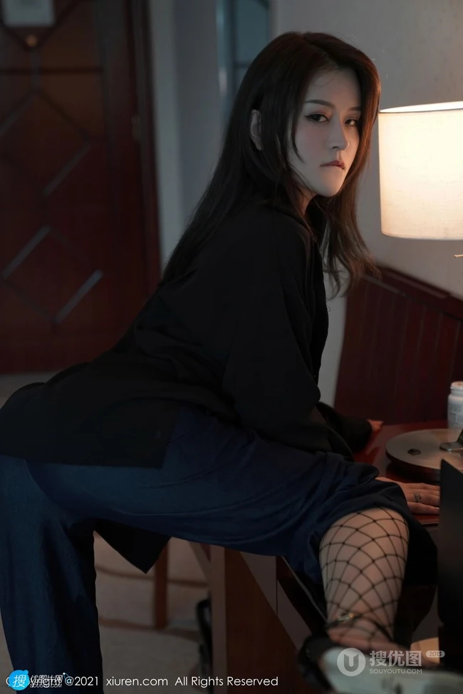 气质女生嫩模璀灿酷黑职业装网袜穿搭动作浮夸，表情吸睛写真套图