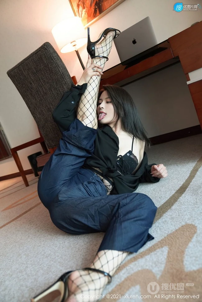 气质女生嫩模璀灿酷黑职业装网袜穿搭动作浮夸，表情吸睛写真套图