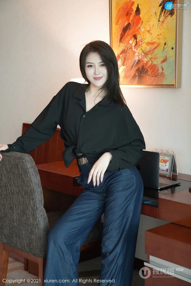 气质女生嫩模璀灿酷黑职业装网袜穿搭动作浮夸，表情吸睛写真套图