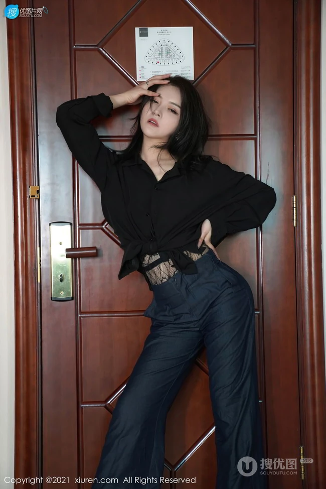 气质女生嫩模璀灿酷黑职业装网袜穿搭动作浮夸，表情吸睛写真套图