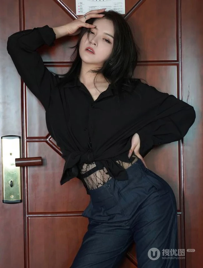 气质女生嫩模璀灿酷黑职业装网袜穿搭动作浮夸，表情吸睛写真套图