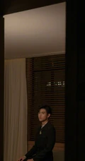 陈飞宇黑色西装花衬衣帅气写真照片
