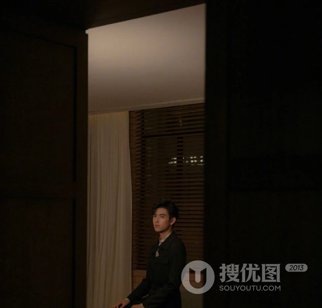 陈飞宇黑色西装花衬衣帅气写真照片