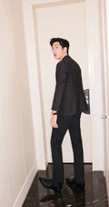 井柏然黑色双排扣西装帅气十足写真照片