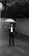 陈哲远手拿雨伞雨中漫步氛围感十足帅气黑白写真照片