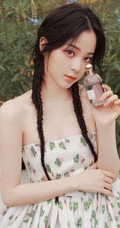 欧阳娜娜甜美清新礼裙印花裙街拍写真图片