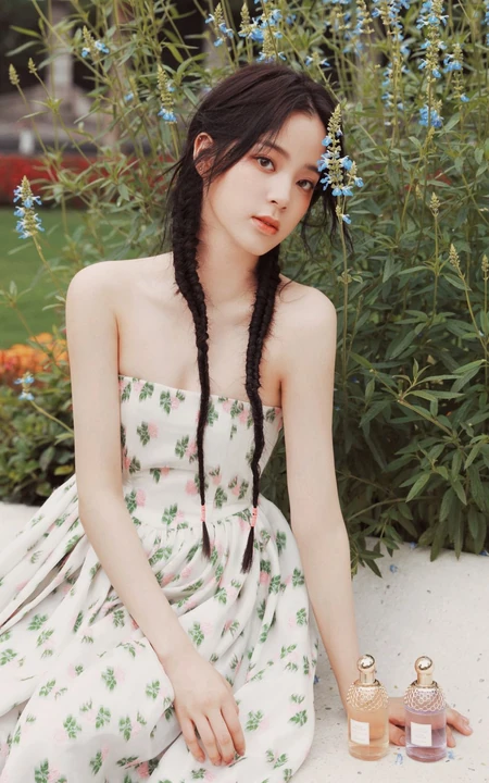 欧阳娜娜甜美清新礼裙印花裙街拍写真图片